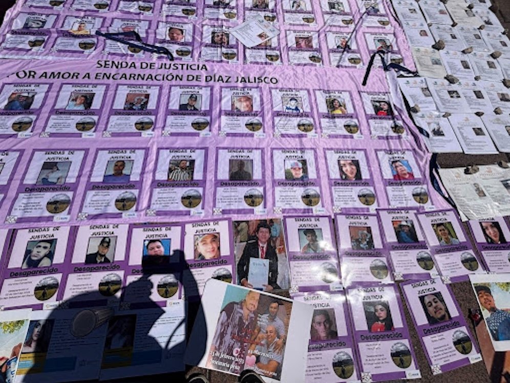  Fotografías con los rostros de personas desaparecidas en Jalisco, tendidas afuera del atrio de la iglesia de Teuchitlán. (Marcela Turati) 
